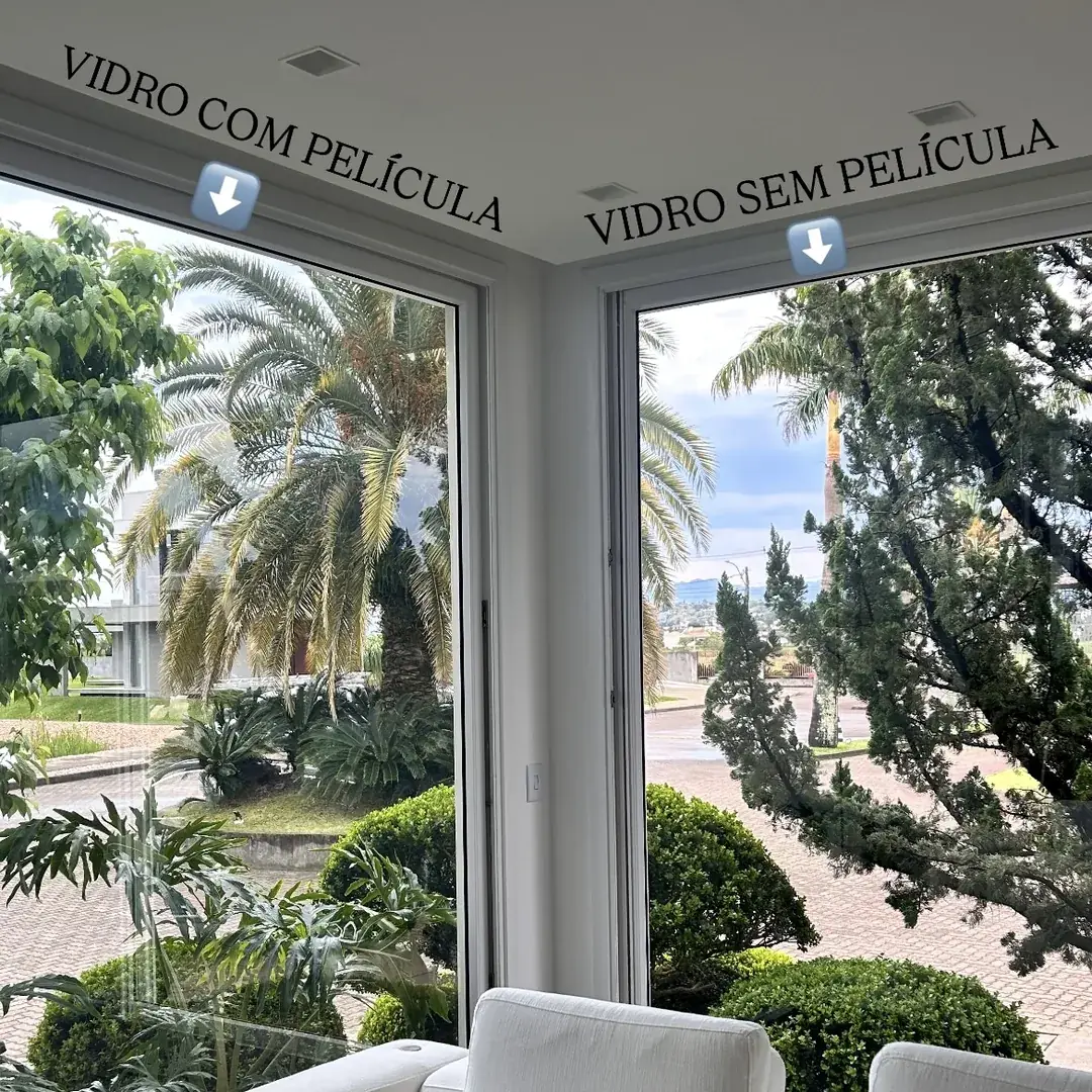 Sala com dois vidros lado a lado: à esquerda com película e à direita sem película, com a mesma vista para o jardim